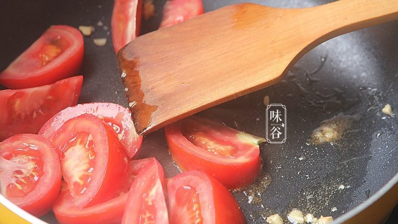 酸甜爽口的茄汁藕片,放入番茄翻炒,加入适量水,炒出茄汁;