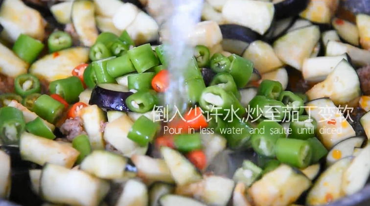 茄子这样做简直太美味了,男女老少都爱吃!,倒入少许水,炒至茄丁变软