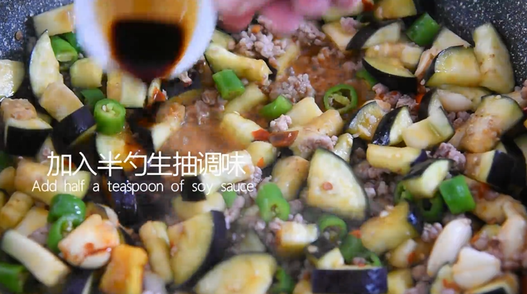 茄子这样做简直太美味了,男女老少都爱吃!,加入半勺生抽调味