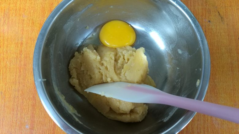 日式棉花蛋糕,继续加入下一个蛋黄,直至加完。