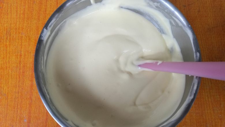 日式棉花蛋糕,倒回蛋白盆,继续翻拌均匀,图中是翻拌完成的样子。