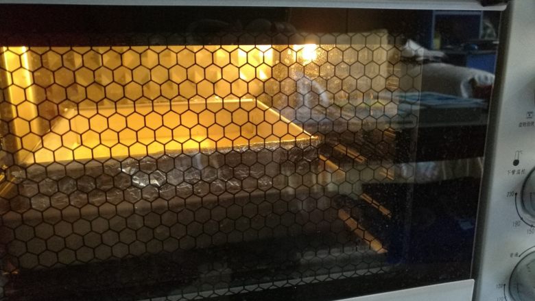 日式棉花蛋糕,送入预热好的烤箱水浴法上火140度,下火150度烘烤70分钟即可。