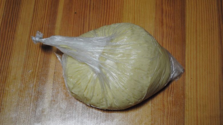 酸奶土司,揉好后装进保鲜袋,放入冰箱冷藏发酵