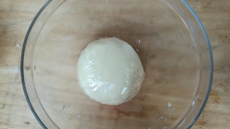 双层百力滋,揉成光滑的面团,盖保鲜膜 松弛20分钟。