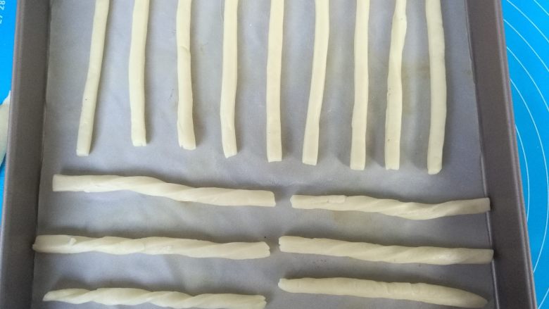 双层百力滋,搓圆,排入烤盘内,送入预热好的烤箱,上下火165度烘烤15分钟即可。