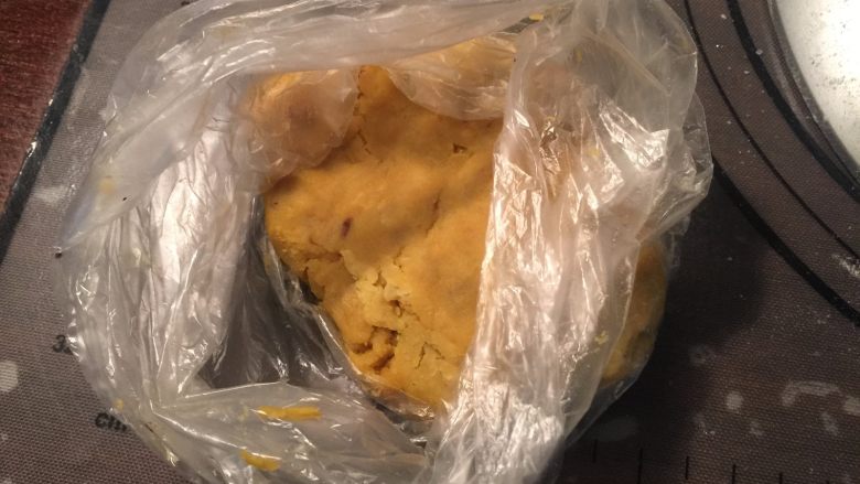 豆沙红薯面包,红薯烤熟去皮压成泥状,我的红薯泥非常干大概140克