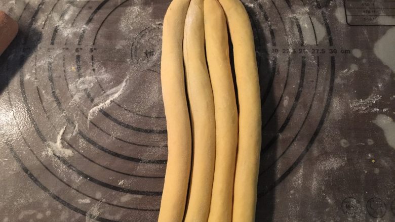 豆沙红薯面包,取4条卷好的,把头部捏紧