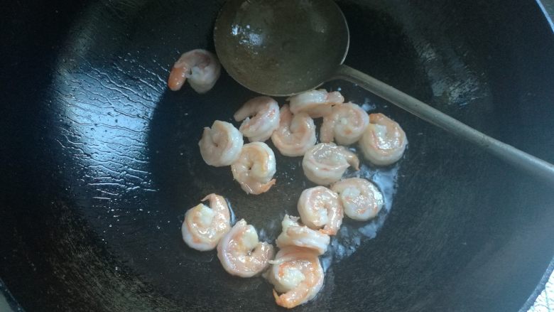 香笋虾仁,炒锅上火,锅热下油,四成热时下入虾仁滑熟(油温不能过高,会失去虾仁的鲜嫩),盛出待用。