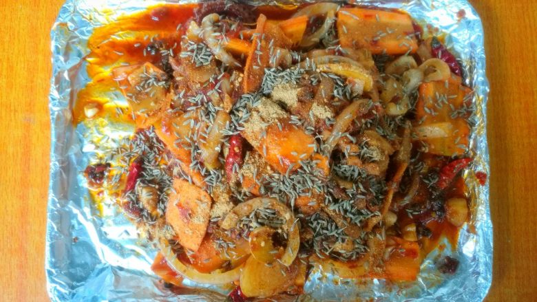 鲜香麻辣章鱼足,翻炒均匀后,盛出倒在铺了油纸的烤盘上。