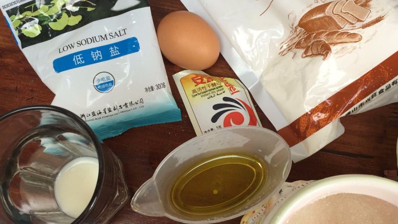 一发也能做出超级柔软的土司,准备好各种食材,称量好,备用;
