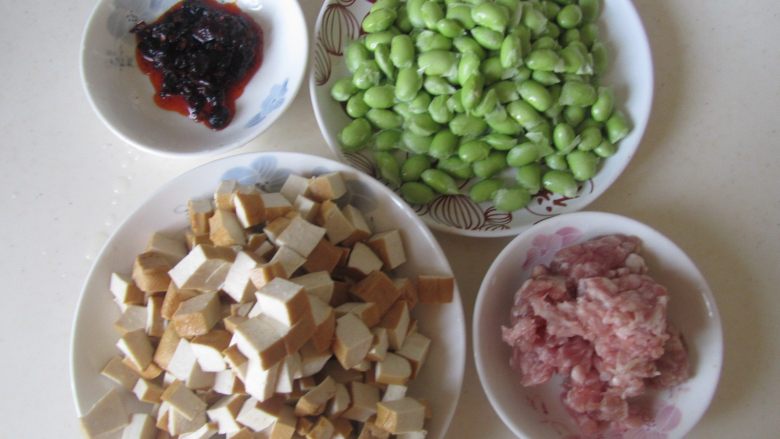 肉末干子炒毛豆米,准备好原材料;
