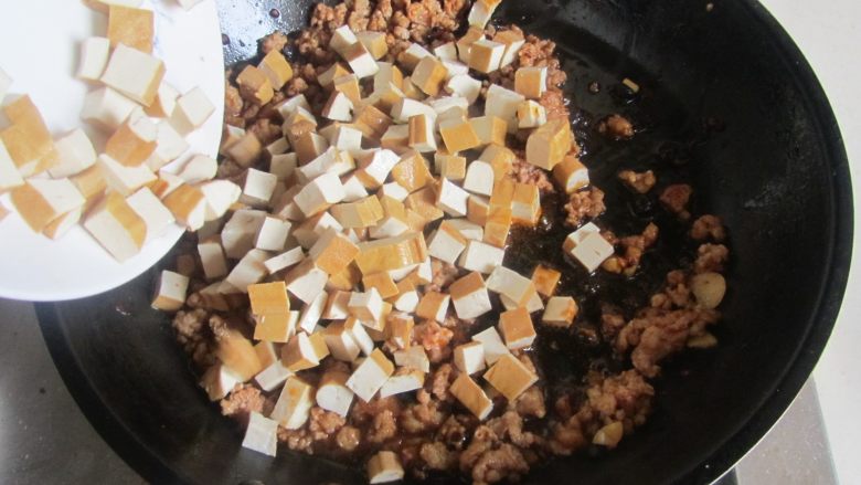 肉末干子炒毛豆米,再加入干子丁进去翻炒;