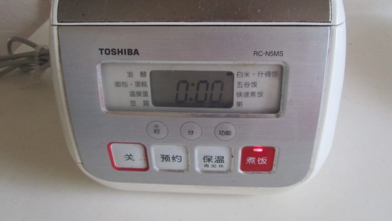 排骨红薯米饭,按下煮饭功能键, 听到电饭煲煮好的提示音后, 香喷喷的排骨红薯米饭就完成了。
