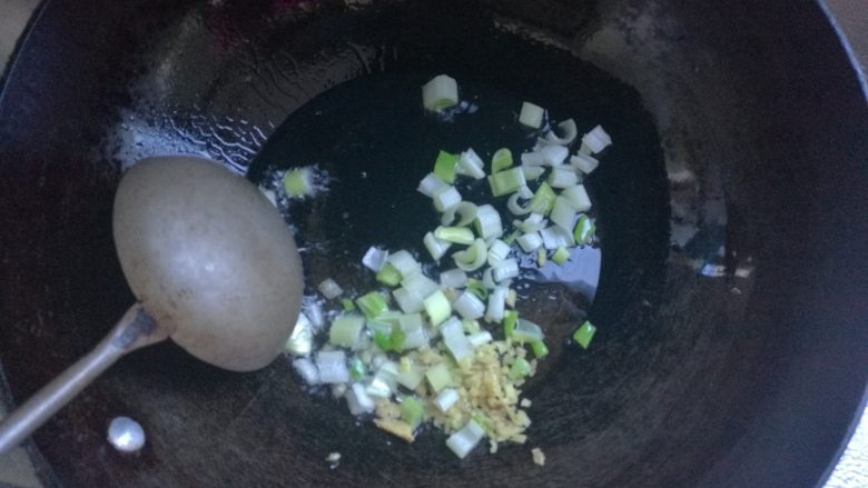 果干鸡肉披萨,炒锅上火,倒油,油热下入葱姜煸出香味。