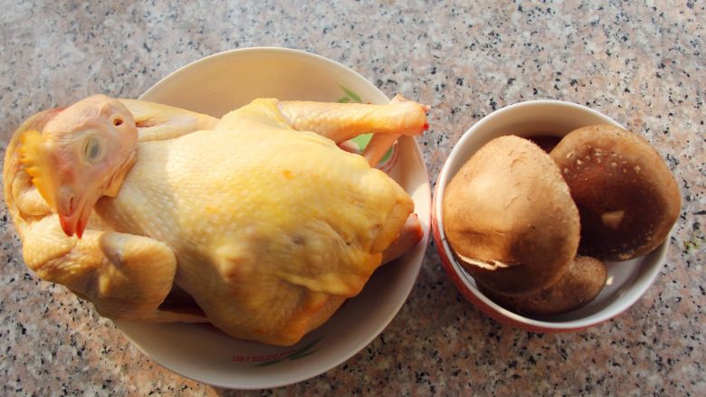 香菇炖鸡,1、 准备食材。
