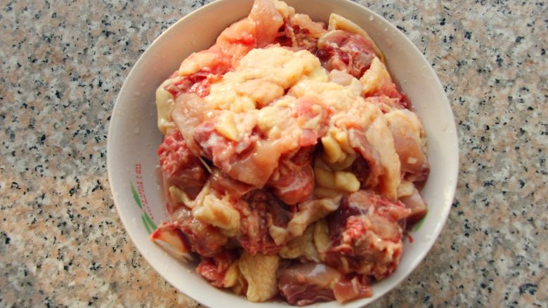 香菇炖鸡,2、 <a style='color:red;display:inline-block;' href='/shicai/ 87'>土鸡</a>切成块,洗干净待用。