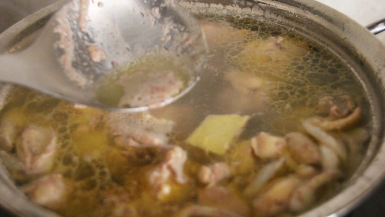 香菇炖鸡,7、 用勺子将表面的沫舀出来。