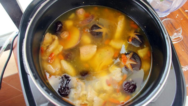 香菇炖鸡,11、 程序结束后,美味的滋补鸡汤炖好了,再加一勺盐。