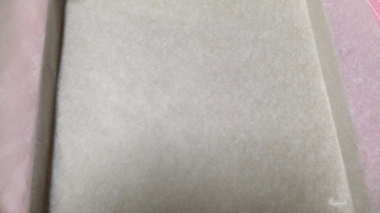 红丝绒蛋糕卷,烤盘事先铺好油纸,烤箱180度预热