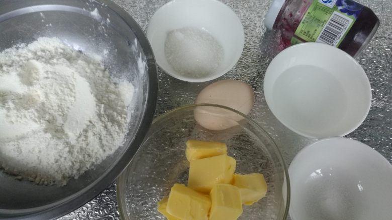 爱心夹心挞饼,所有材料称重备好,以免制作时手忙脚乱。