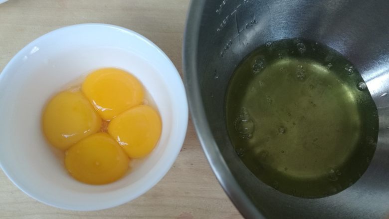 草莓蛋糕卷,分离蛋清蛋黄,蛋清盆需保证无油无水。