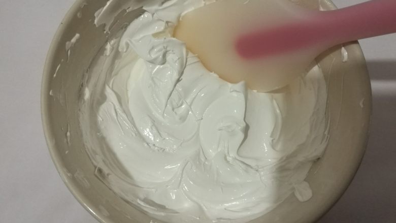 春色马卡龙,煮好的糖水呈流线状加入蛋白霜中,打蛋器高速打发,至出现纹路。