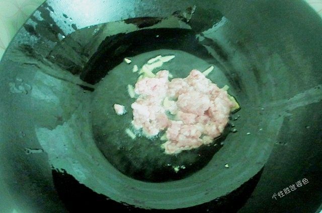 香菇肉酱拌烩面,锅中入油烧热,放入八角和花椒炒出香味后,捞出八角和花椒不要;倒入肉末和姜末煸炒至肉末变色,再喷入少许料酒去腥;