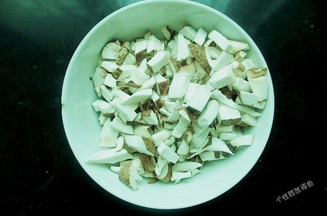 香菇肉酱拌烩面,<a style='color:red;display:inline-block;' href='/shicai/ 230'>香菇</a>去头,切丁。