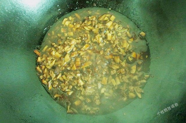 香菇肉酱拌烩面,把调好的酱汁倒入锅里,大火将酱汁熬至浓稠即可盛出,熬煮的过程中,尝下味道,再根据自己的口味加入少许盐或糖调味,如果想要酱汁更加黏稠,在酱汁熬