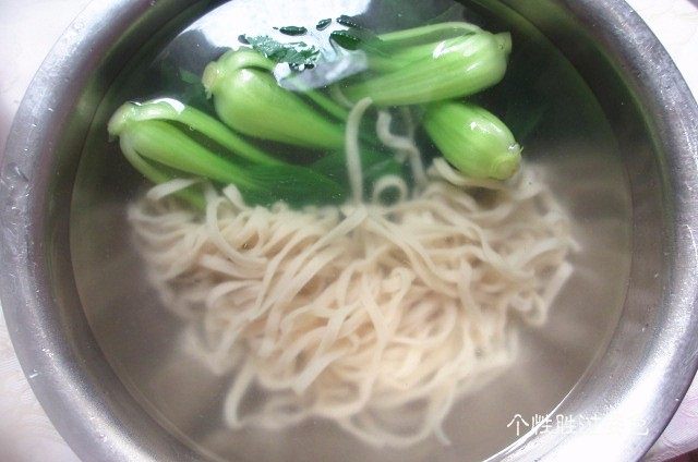酱油拌面,捞出面条和青菜放入凉白开过一下水,保持面条弹性爽滑口感