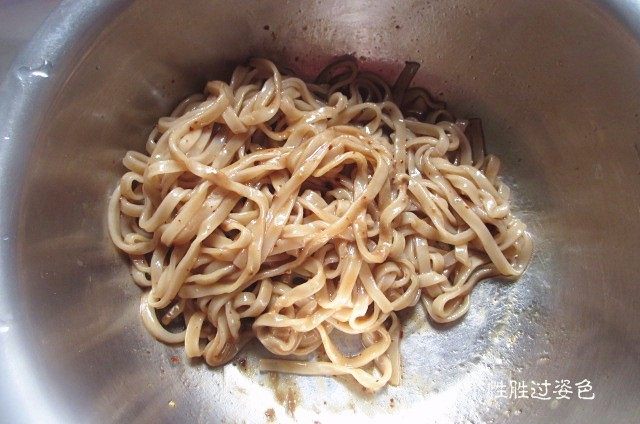 酱油拌面,把调好的汁放入面条里,用筷子搅拌均匀