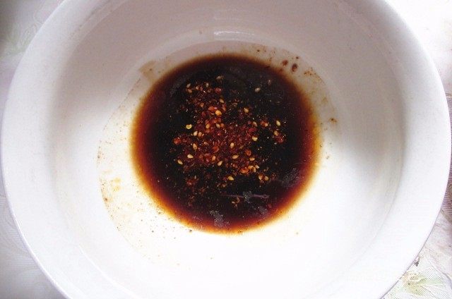酱油拌面,碗内放入一勺老抽,两勺生抽,一勺辣椒油,和刚刚炸好的葱油,适量盐搅拌均匀