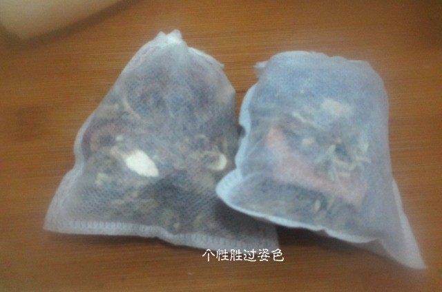 卤味拼盘,用纱布包好香料（生姜、桂皮、小茴香、陈皮、丁香、草果、三奈、花椒、香草） ，加老汤（骨头汤）1大碗、清水2大碗一起放入锅内，小火煮一小时。注