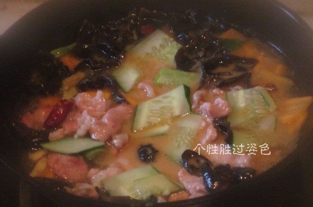 锅巴肉片,剩米饭的妙用,盐、醋、糖、生抽,白胡椒、水淀粉调好碗汁,倒入黄瓜片翻炒,加入调好的汁,待汤汁浓稠一些后关火。