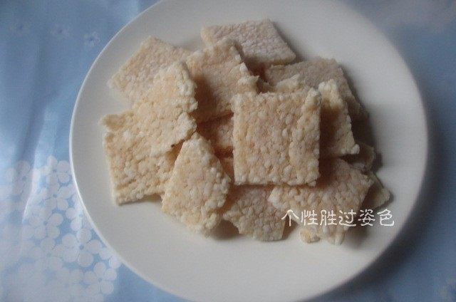 锅巴肉片,剩米饭的妙用,铝盘抹油,吧锅巴平铺在盘子上,放入冰箱冷冻3小时