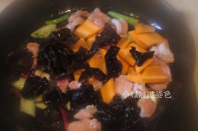 锅巴肉片,剩米饭的妙用,待肉变色后加入胡萝卜片和木耳炒至片刻