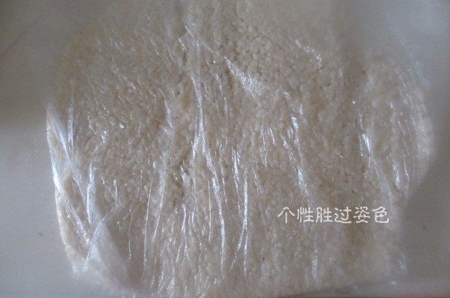 锅巴肉片,剩米饭的妙用,盛入保鲜袋擀平