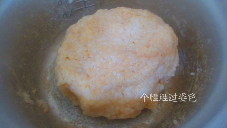 锅巴肉片,剩米饭的妙用,将剩余米饭加盐、鸡精、五香粉,新奥尔良烤鸡粉。一点油混合搅拌均匀