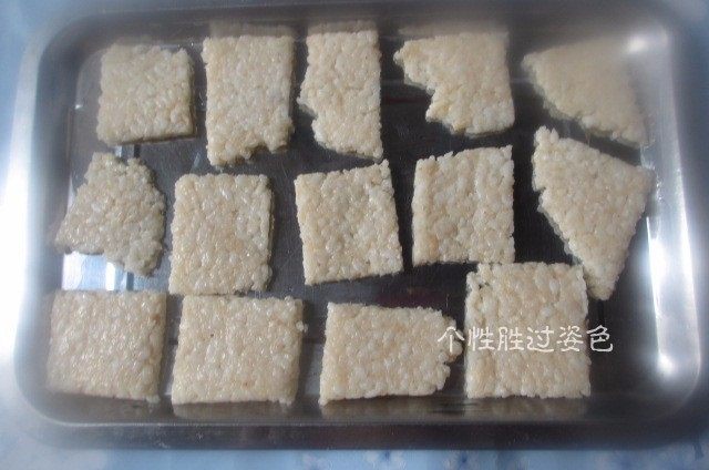 锅巴肉片,剩米饭的妙用,将保鲜袋剪开切块,切时刀用凉水冲一下,不容易粘连切成块