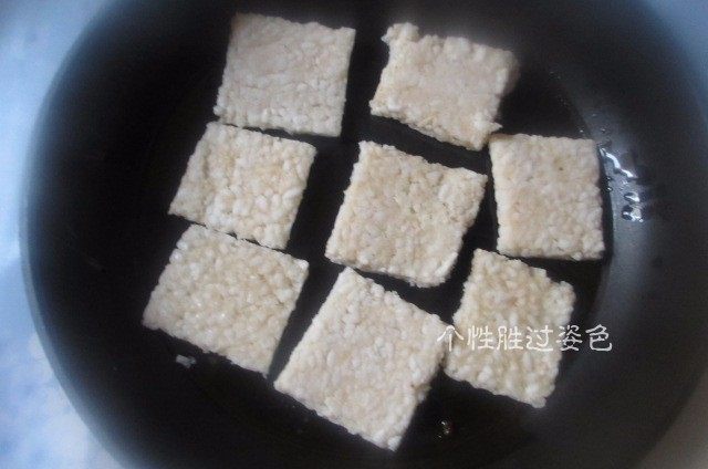 锅巴肉片,剩米饭的妙用,电饼铛放些油,两面都刷油,大约煎10分钟,煎至2面金黄即可