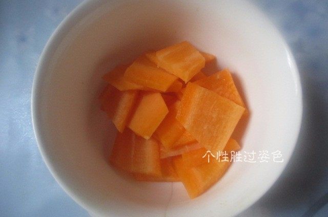 锅巴肉片,剩米饭的妙用,胡萝卜切片
