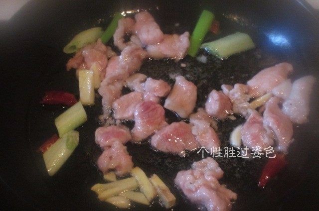 锅巴肉片,剩米饭的妙用,热锅凉油。大葱切片呛锅,加入里脊肉滑肉