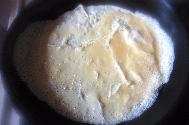 皮卡丘焖饭, 锅内倒油烧热，放入鸡蛋摊成鸡蛋皮即可