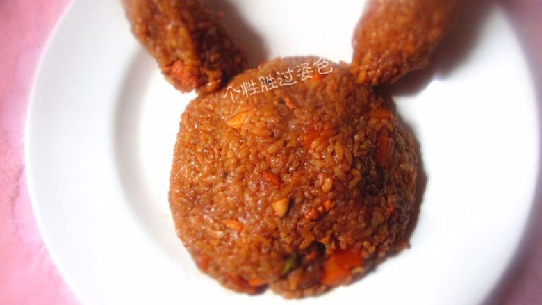 皮卡丘焖饭,用塑料袋把做好的米饭捏成皮卡丘的头和俩个耳朵，同时把蛋皮撕成和米饭差不多的形状
