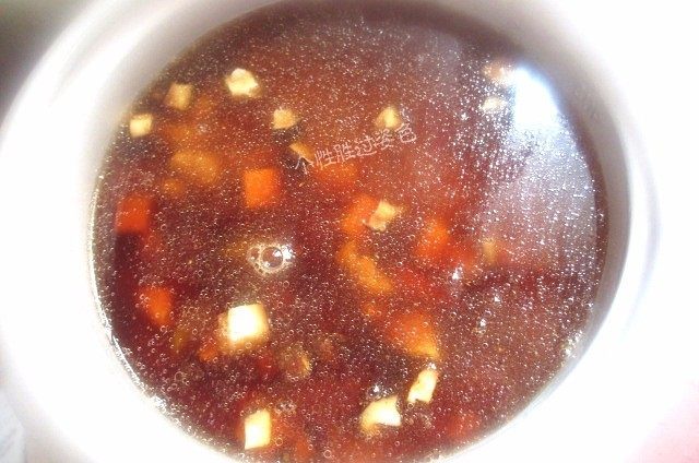 皮卡丘焖饭,放入电饭锅内加入适量的水，做成米饭即可