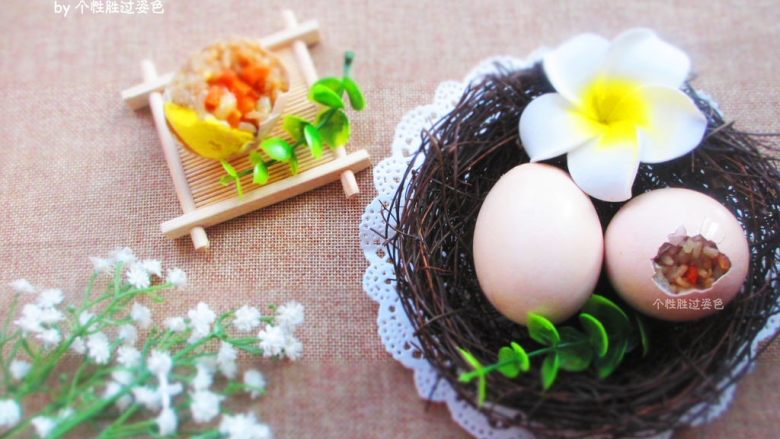 糯米蛋,乘热,开壳即吃,气味芳香,糯米蒸蛋。我的微信公众号【个性胜过姿色】,关注后即可成为小姿的好友,在制作过程中有任何疑问都可以咨询
