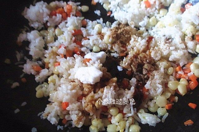 糯米蛋, 倒入糯米,放盐、油、酱油、五香粉、耗油翻炒均匀。