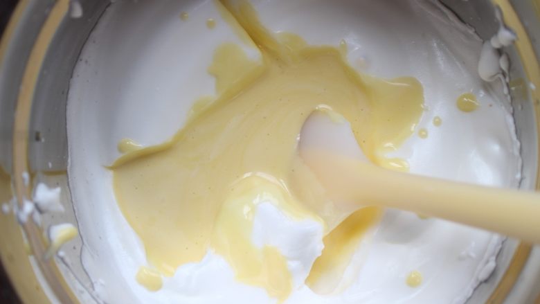 芒果盒子蛋糕,混合好后,整个倒入剩余的蛋白霜盆子里,同样用翻拌或者切拌的手法混合均匀。