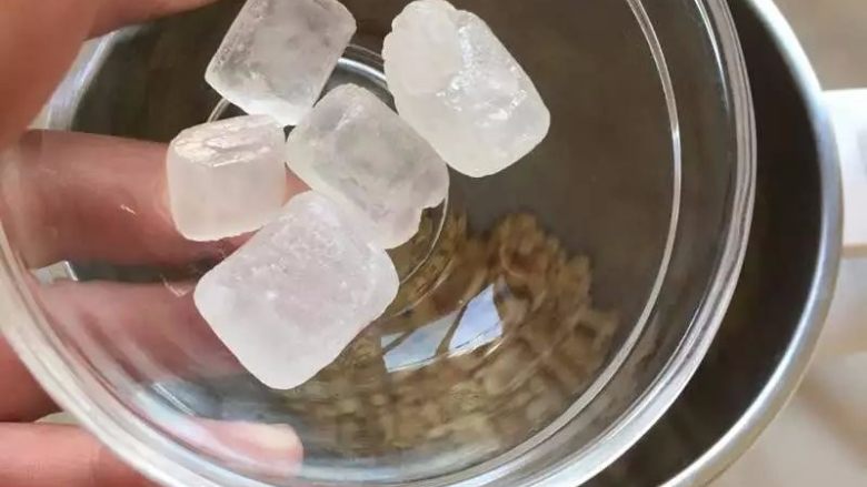 【可可甜豆浆】中国豆浆也有西式情调,泡发的黄豆放入内桶,