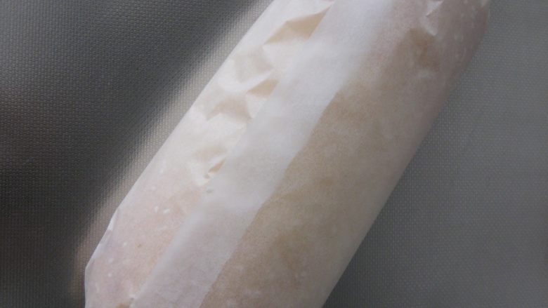 寿司面包卷:来个口味丰富的咸面包换换口味,卷成卷,用烤纸包好,室温定型30分钟。